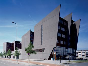 O prédio da prefeitura, que lembra um porta-contêiner, tornou-se o novo cartão de visita de Middelburg. 