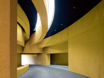 A cor ocre dominante do concreto reforça a intenção arquitetônica de
integrar harmoniosamente diferentes níveis e espaços na concepção global. 