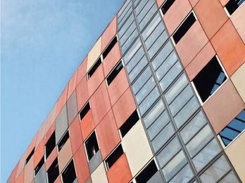 Los paneles de concreto reforzado con fibra de vidrio coloreados con pigmentos Bayferrox® recrean tonos africanos tradicionales transformando al Soccer City en una experiencia visual única.