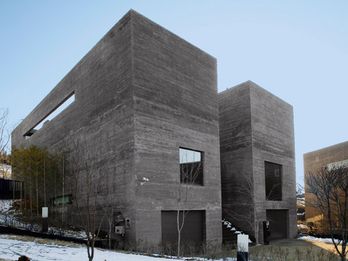Prédio residencial em Heyri Art Village. Um prédio de aspecto monolítico de concreto colorido preto (Bayferrox® 330 C).